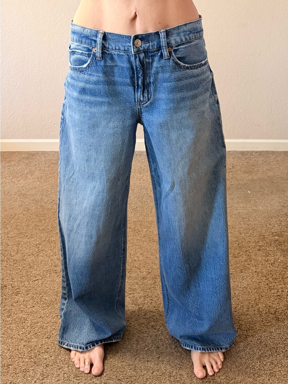 AE Women’s Strigid Low-Rise Ultra Wide-leg Jeans